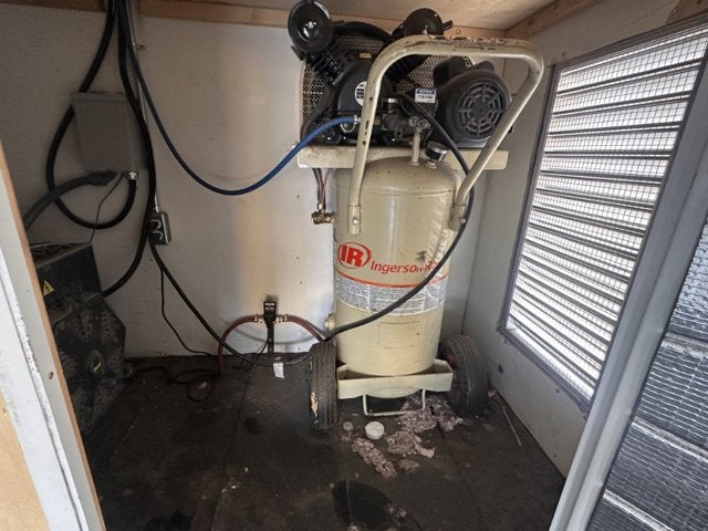 2016 ISUZU NPR 18ft. Box Truck