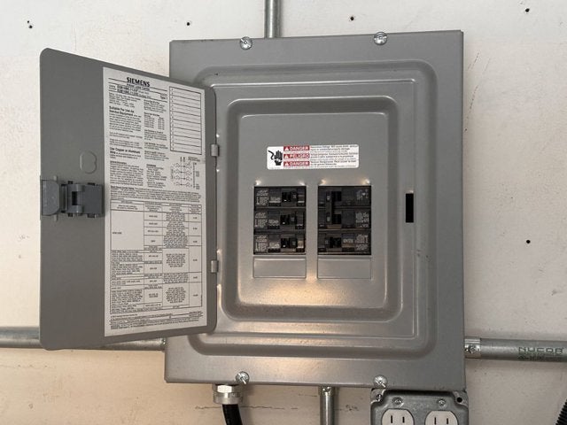 2016 ISUZU NPR 18ft. Box Truck